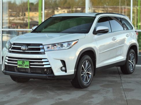 Used 2019 Toyota Highlander XLE image 3