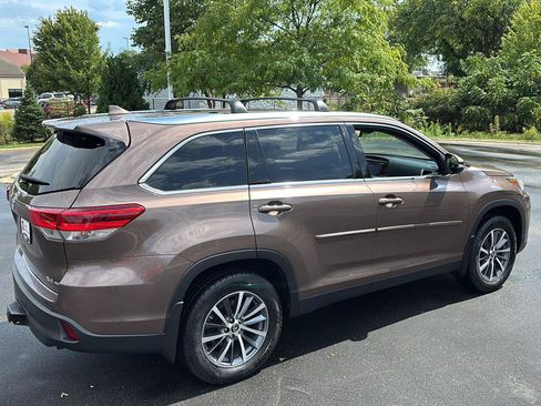 Used 2019 Toyota Highlander XLE AWD/4WD image 10