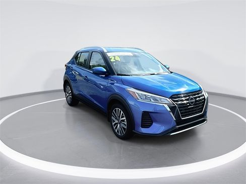 Used 2024 Nissan Kicks SV image 2
