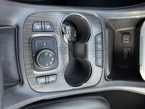 Used 2021 GMC Acadia SLT w/ Elevation Edition image 19