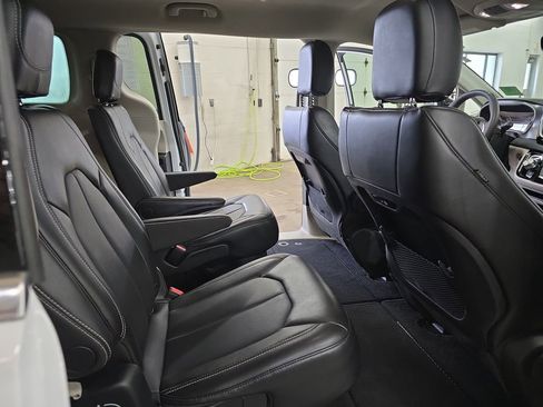 Certified 2024 Chrysler Pacifica Touring-L FWD image 11