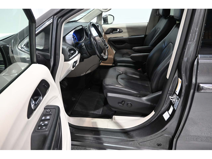 Used 2022 Chrysler Pacifica Touring-L FWD image 13