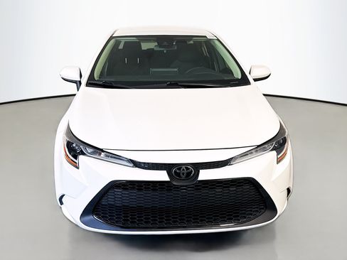 Used 2021 Toyota Corolla LE FWD image 2