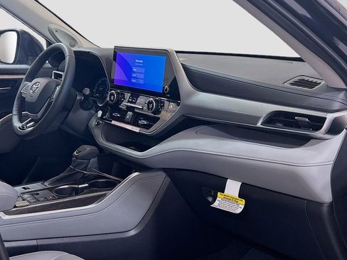 New 2026 Toyota Highlander Platinum image 29