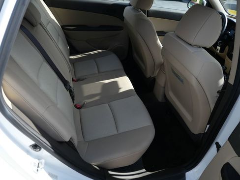 Used 2012 Hyundai Elantra GLS image 23