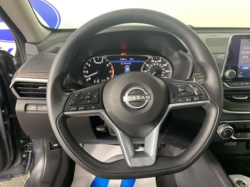 Used 2025 Nissan Altima 2.5 SV FWD image 21