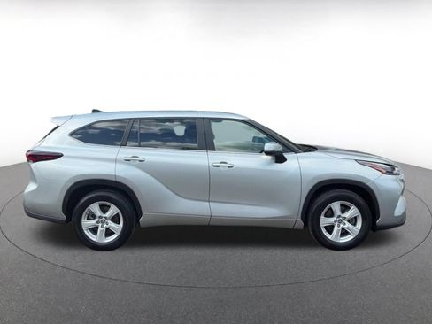 Used 2025 Toyota Highlander LE FWD image 11