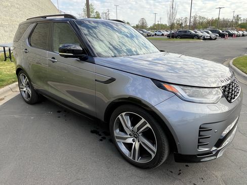 Used 2024 Land Rover Discovery Dynamic SE image 9