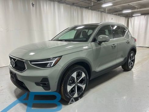 Used 2025 Volvo XC40 B5 Plus image 1