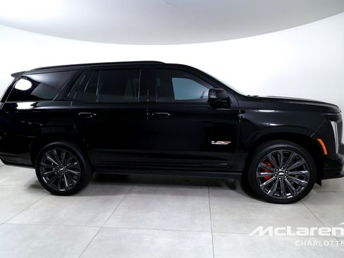 Used 2025 Cadillac Escalade V AWD/4WD image 9