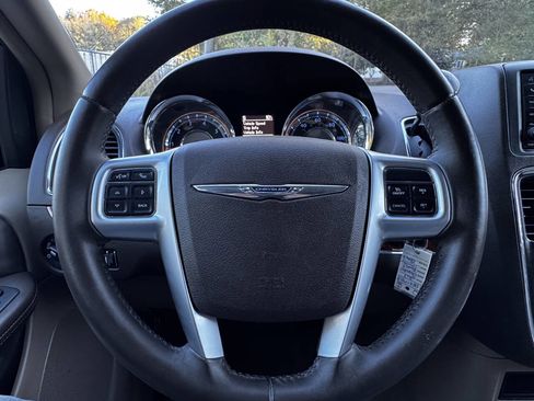 Used 2013 Chrysler Town & Country Touring image 18