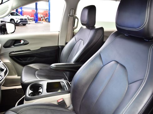 Used 2024 Chrysler Pacifica Touring-L image 11