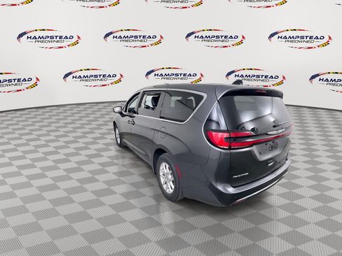 Used 2023 Chrysler Pacifica Touring-L FWD image 6
