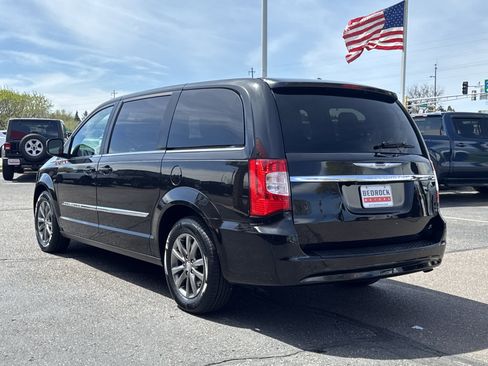 Used 2016 Chrysler Town & Country S w/ Driver Convenience Group FWD image 5