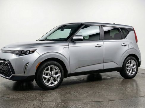Used 2025 Kia Soul LX w/ LX Technology Package FWD image 3