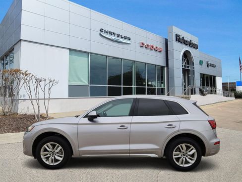 Used 2023 Audi Q5 2.0T Premium w/ Convenience Package image 2