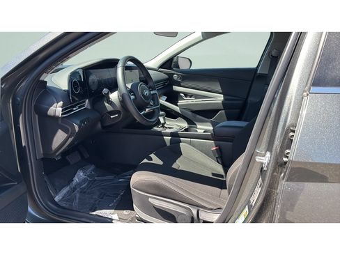 Certified 2025 Hyundai Elantra SEL FWD image 10