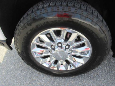 Used 2023 GMC Sierra 2500 Denali w/ Technology Package AWD/4WD image 11