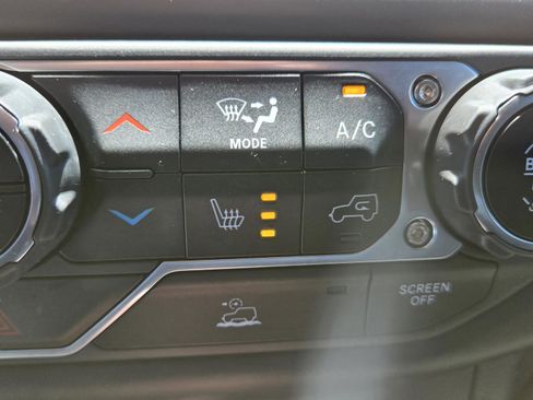 Used 2022 Jeep Wrangler Unlimited Sahara w/ Cold Weather Group AWD/4WD image 20