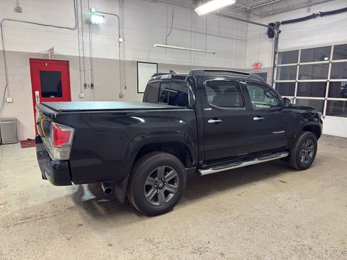 Used 2016 Toyota Tacoma Limited w/ Towing Package image 6