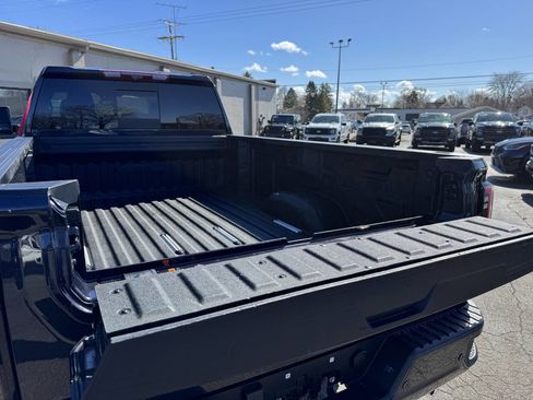 Used 2024 GMC Sierra 2500 AT4 w/ AT4 Premium Plus Package image 17