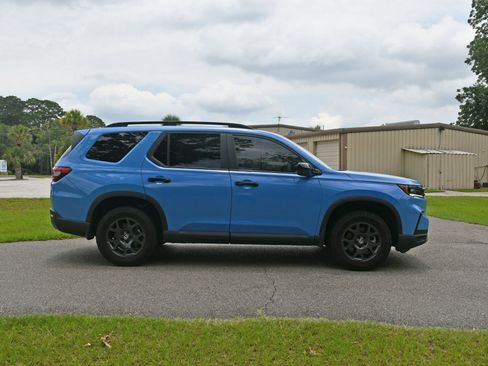 Used 2024 Honda Pilot TrailSport image 5