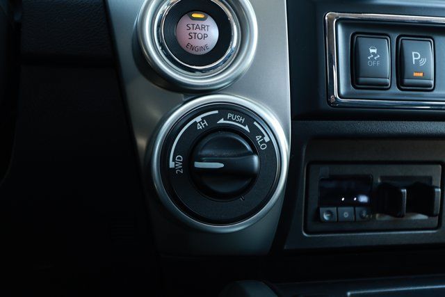 Used 2018 Nissan Titan SV w/ SV Convenience Package AWD/4WD image 19