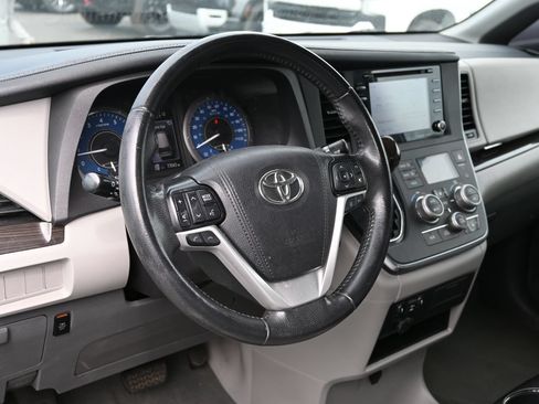 Used 2019 Toyota Sienna XLE FWD image 16