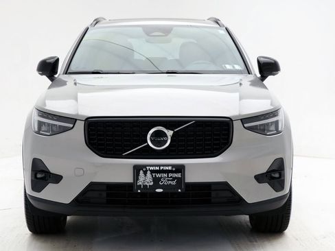 Used 2025 Volvo XC40 B5 Plus image 5
