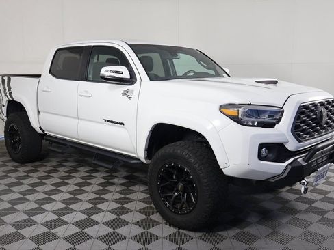 Used 2022 Toyota Tacoma TRD Sport w/ Technology Package RWD image 3