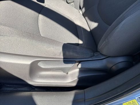 Used 2022 Toyota Corolla LE w/ Carpet Mat Package (TMS) FWD image 13