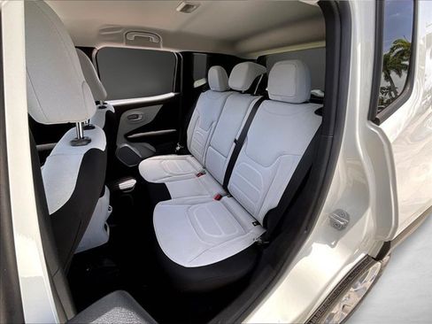 Used 2018 Jeep Renegade Latitude w/ Safety & Security Group FWD image 28