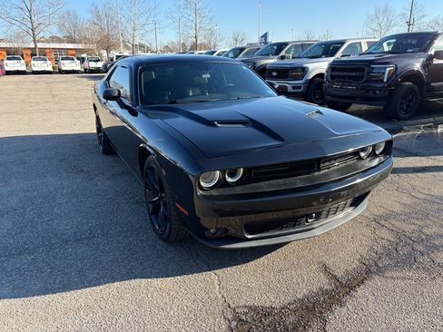 Used 2016 Dodge Challenger SXT Plus image 3