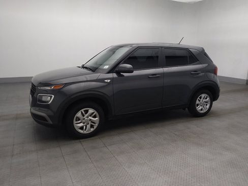 Used 2023 Hyundai Venue SE FWD image 2