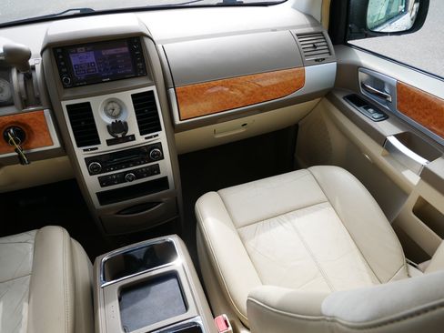 Used 2010 Chrysler Town & Country Limited FWD image 11