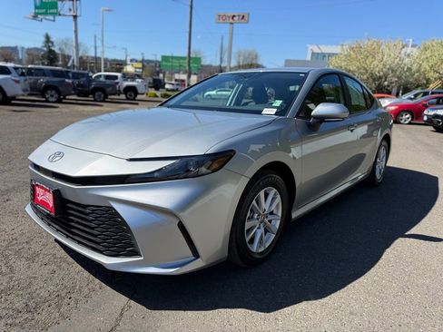 Used 2025 Toyota Camry LE w/ Convenience Package image 4