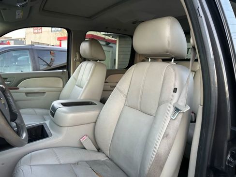 Used 2010 Chevrolet Avalanche LT w/ Luxury Package image 9