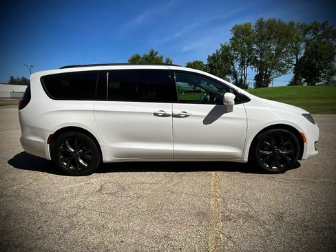 Used 2018 Chrysler Pacifica Touring-L Plus w/ Advanced Safetytec Group FWD image 6