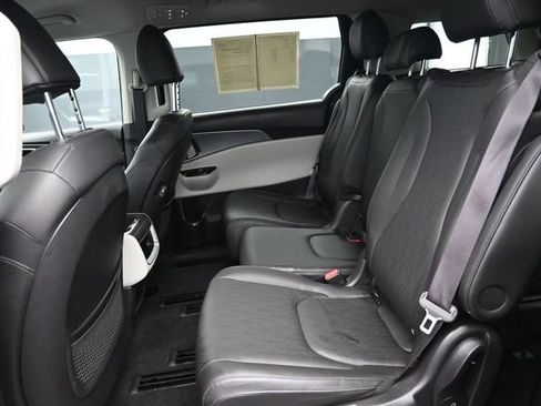 Used 2022 Kia Carnival LX FWD image 11