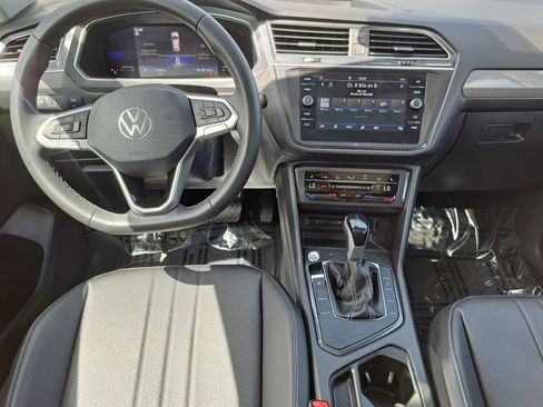 Used 2023 Volkswagen Tiguan SE w/ Panoramic Sunroof Package FWD image 21