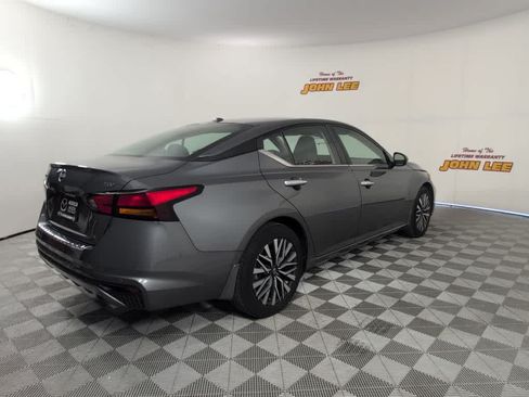 Used 2023 Nissan Altima 2.5 SV w/ SV Premium Package FWD image 6