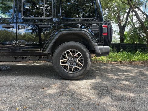 Used 2025 Jeep Wrangler Unlimited Sahara AWD/4WD image 28