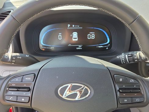 Used 2025 Hyundai Venue SEL image 22