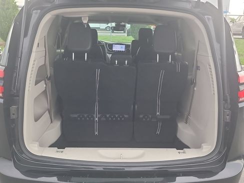 Used 2023 Chrysler Pacifica Touring-L FWD image 8