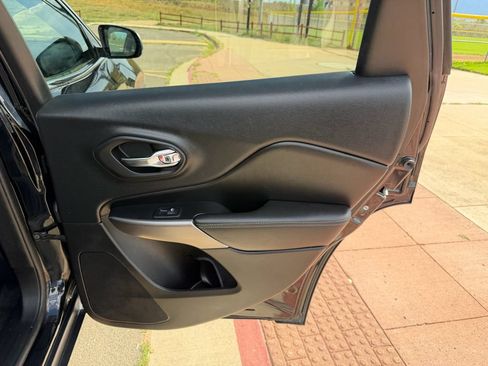 Used 2019 Jeep Cherokee Limited AWD/4WD image 25