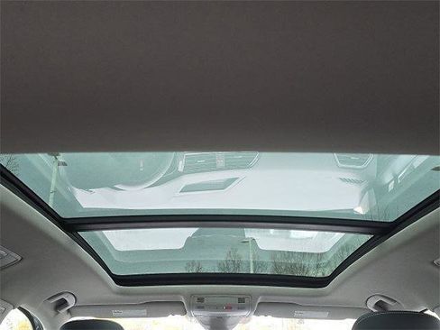 Used 2023 Volkswagen Tiguan SE w/ Panoramic Sunroof Package image 8