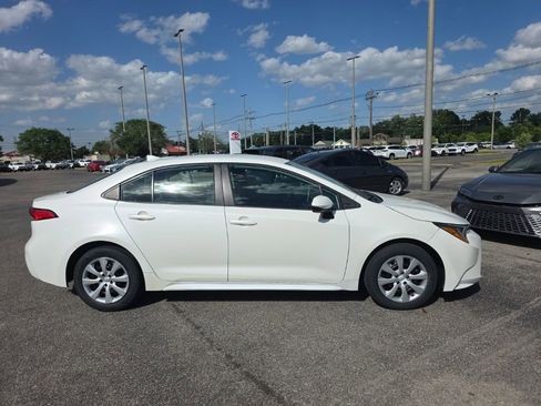 Used 2021 Toyota Corolla LE FWD image 3