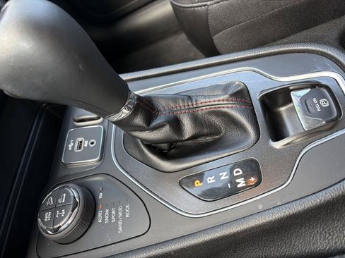 Used 2021 Jeep Cherokee Trailhawk w/ Technology Group AWD/4WD image 17