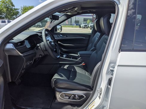 New 2025 Jeep Grand Cherokee Overland w/ Luxury Tech Group IV image 9