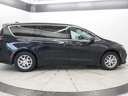 Used 2023 Chrysler Pacifica Touring-L FWD image 6